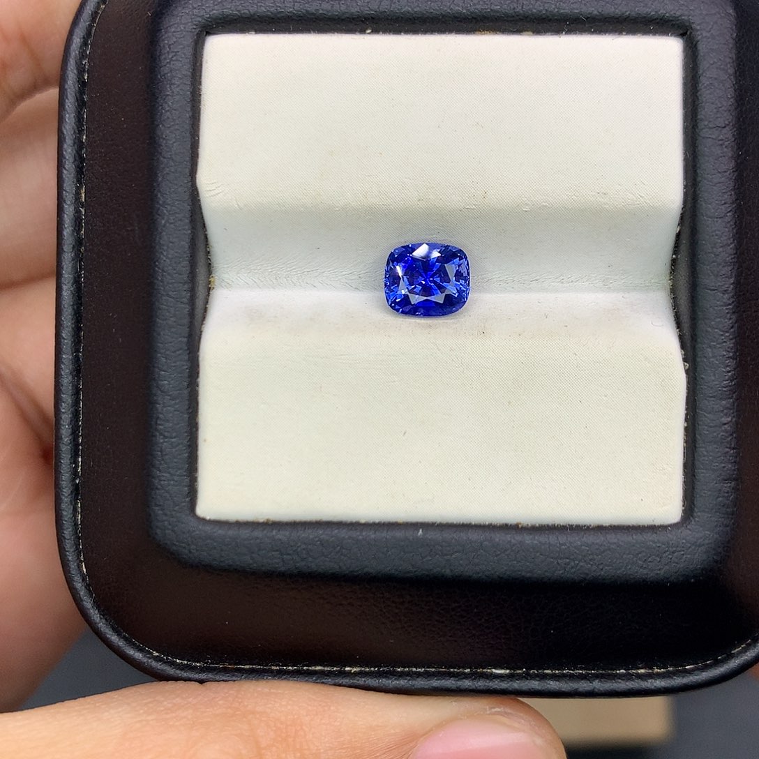 蓝宝石裸石1.07克拉浓郁矢车菊