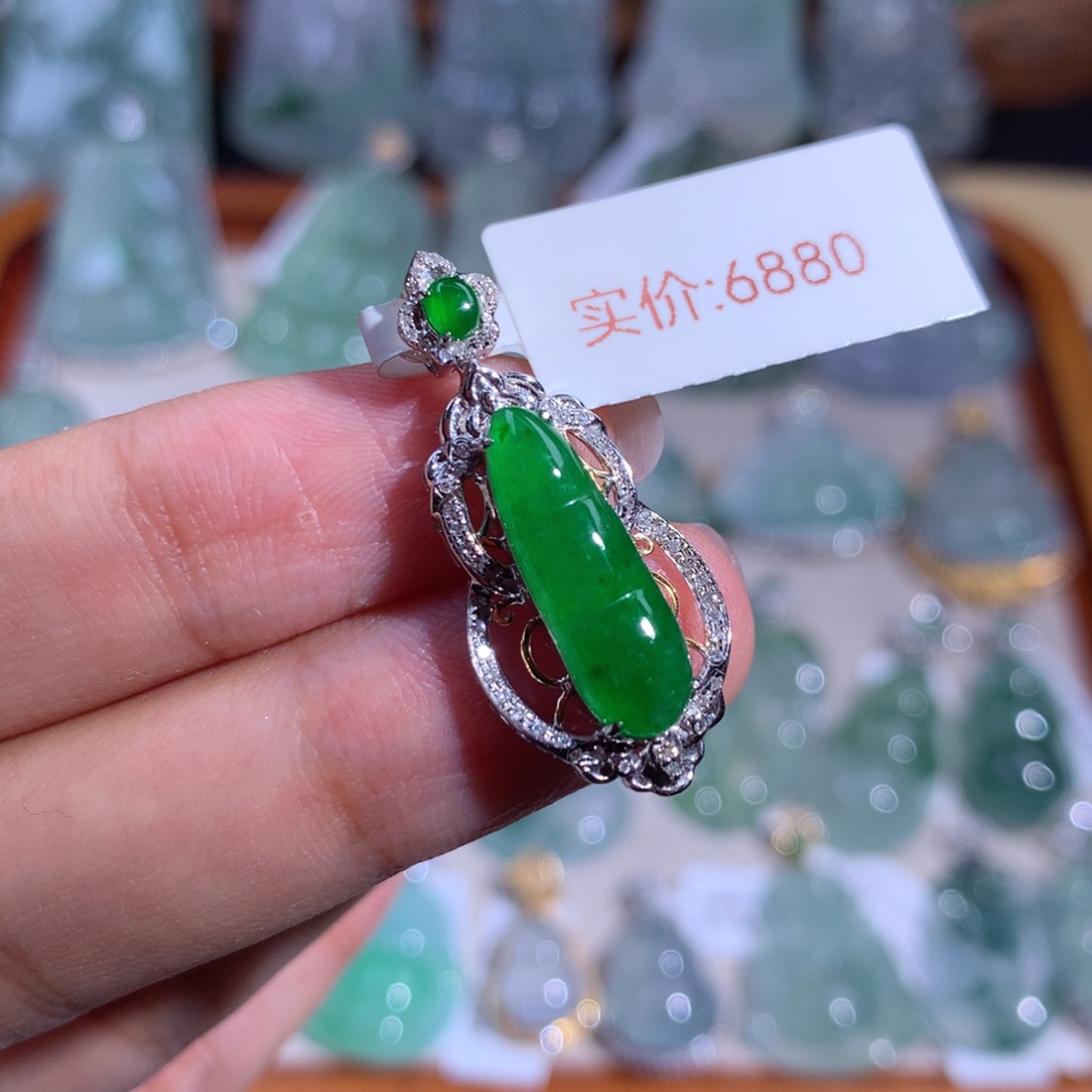 翡翠颈饰18K金镶嵌福豆辣阳绿