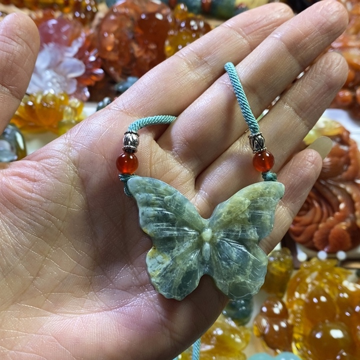 蛇纹石玉未镶嵌颈饰