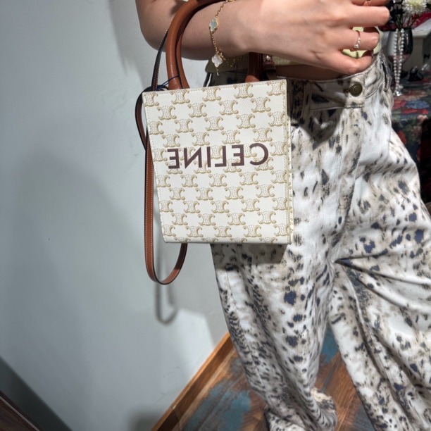 95新 Celine/思琳 白色老花琴谱斜挎包