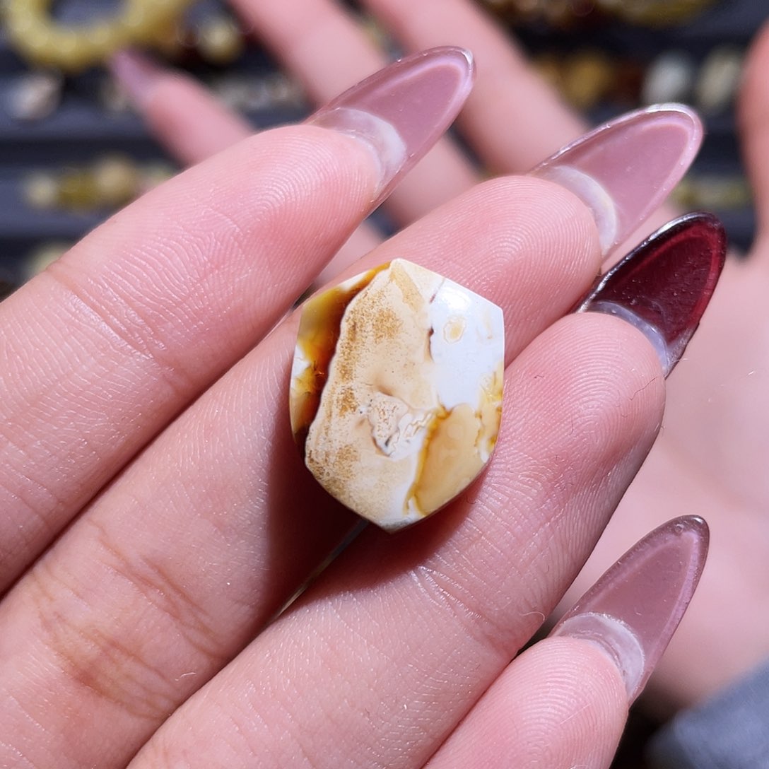 蜜蜡裸石未镶嵌盾牌