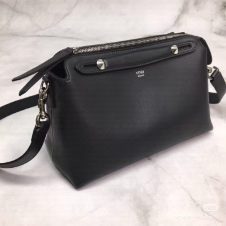 99新 FENDI/芬迪 bytheway黑色中号单肩斜挎包