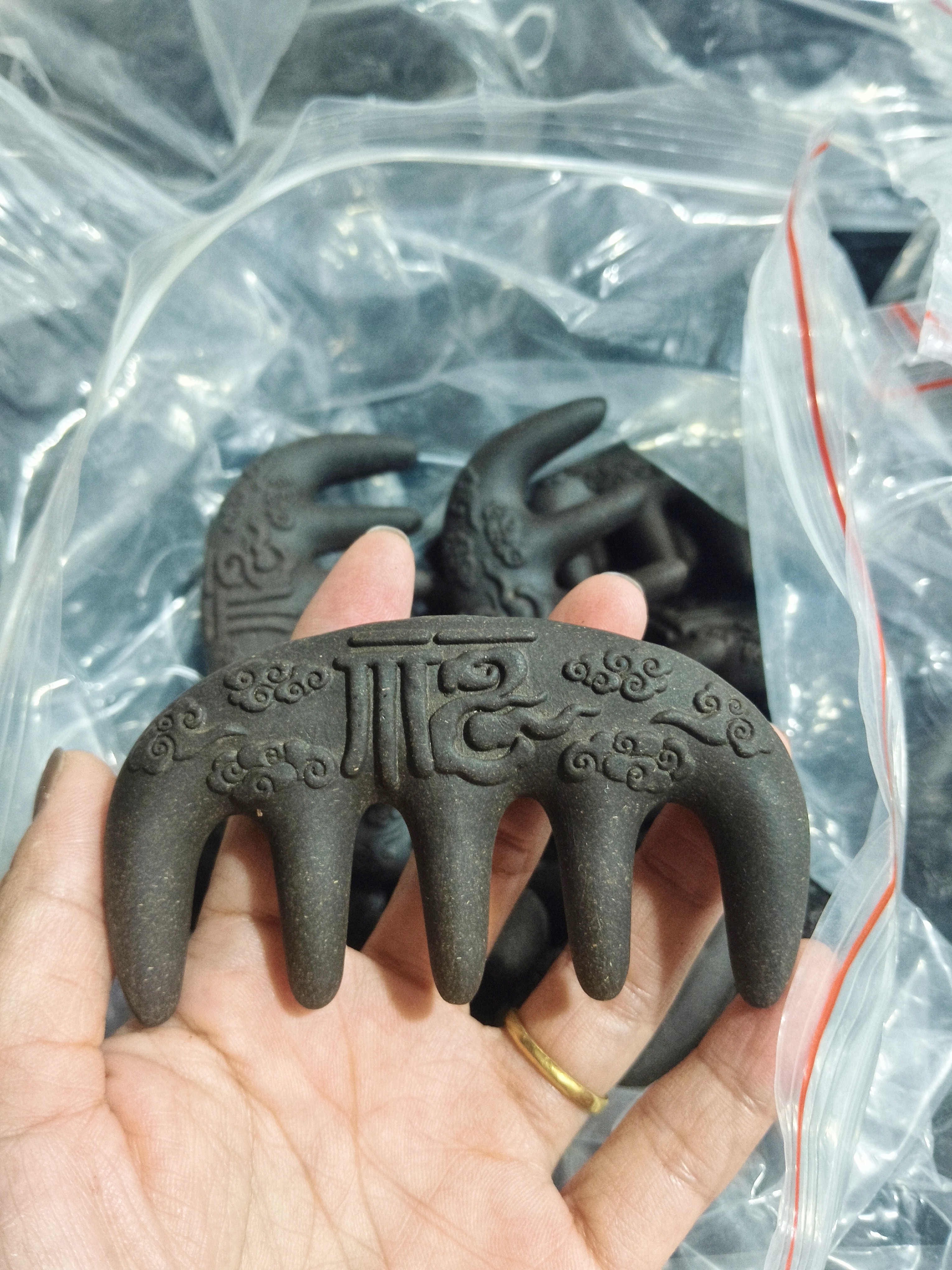 天然何首乌合香梳中药草本手工养发生发按摩头皮经络防脱顺发梳子