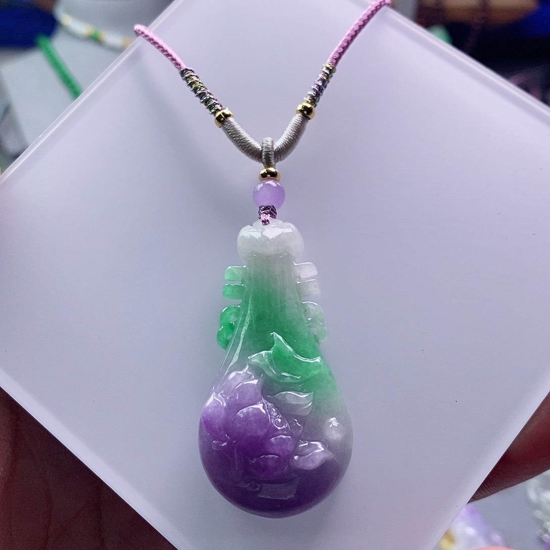 翡翠未镶嵌吊坠(赠链)