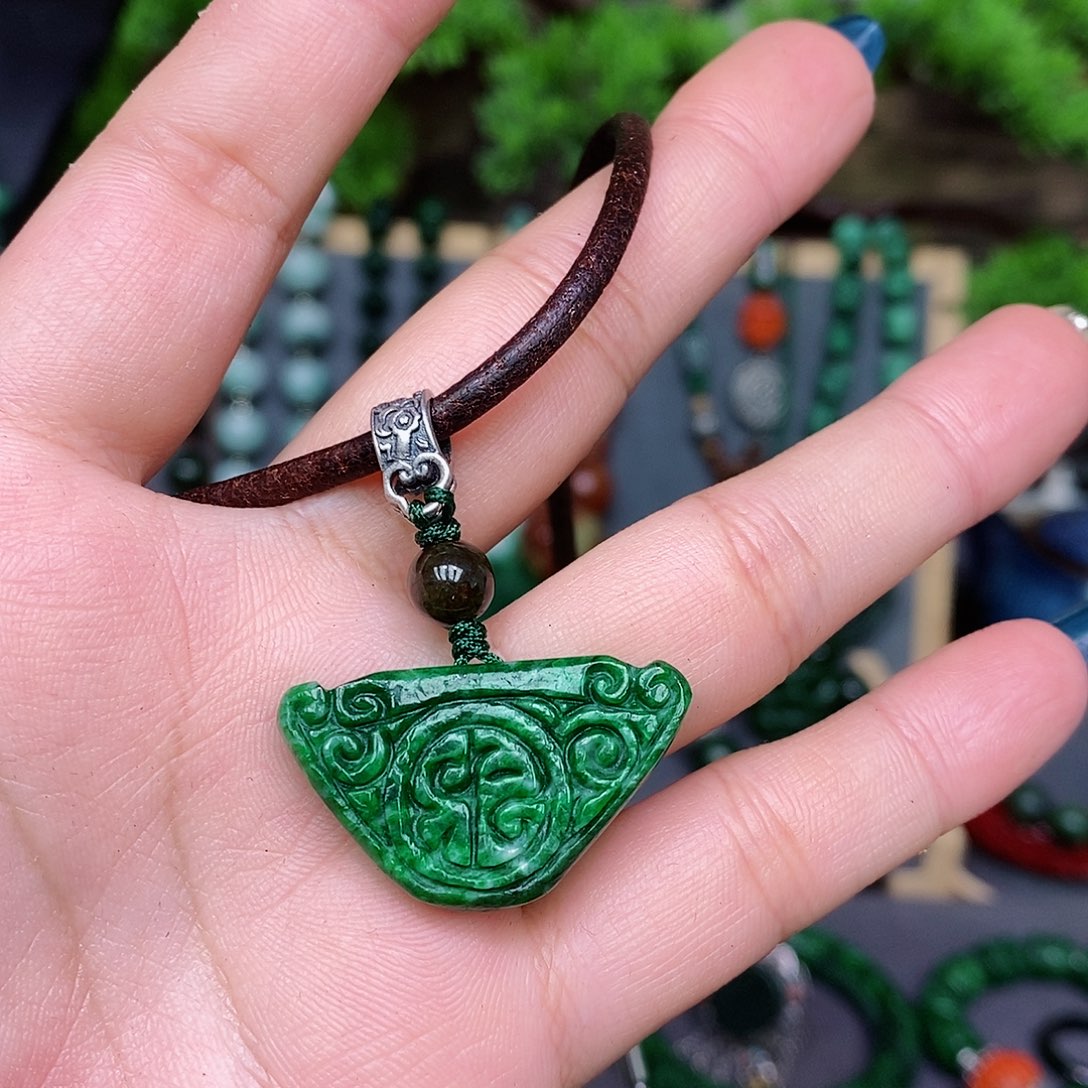 翡翠颈饰未镶嵌漂亮美眉