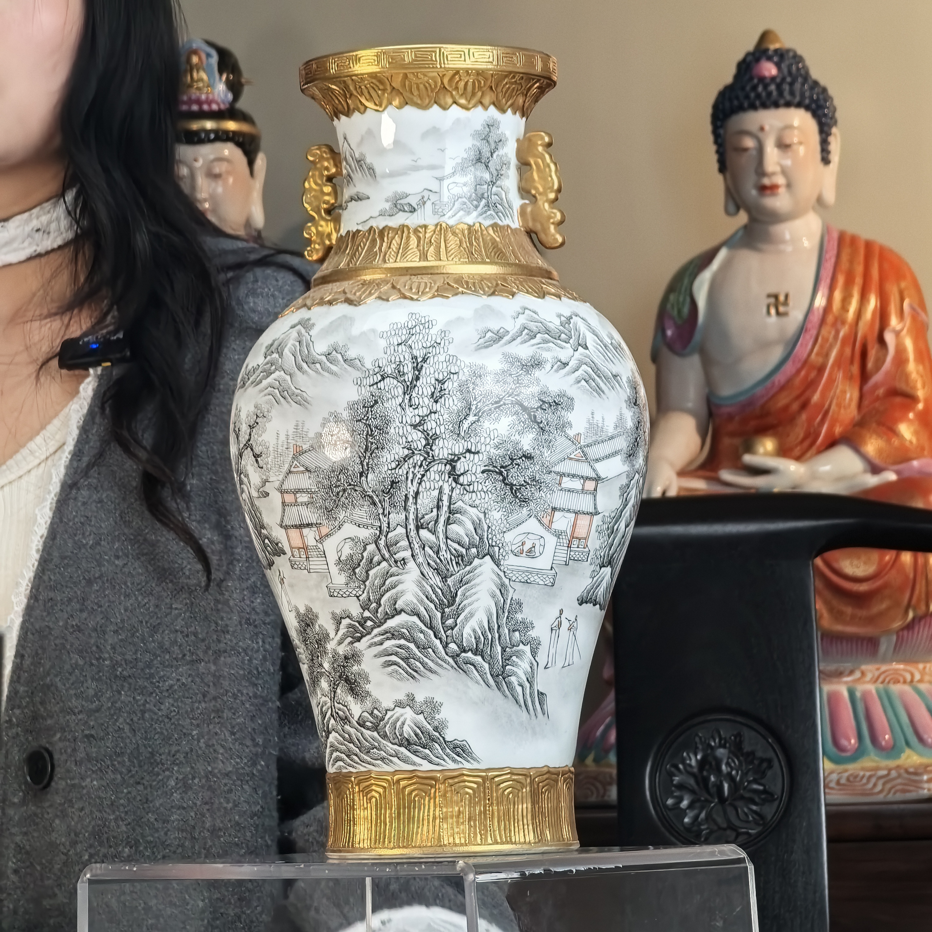 清 墨彩矾红山水鎏金双耳鱼尾瓶