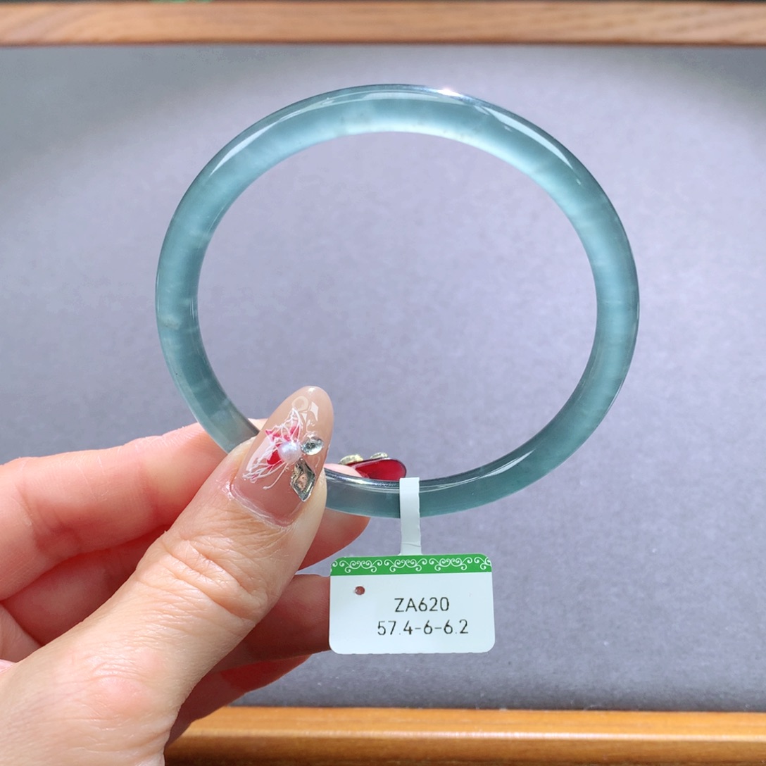 翡翠手镯未镶嵌静**然天然翡翠手镯