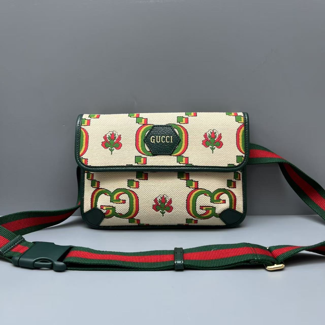 95新 GUCCI/古驰 100周年logo条纹胸包 尺寸24*16 SV14796