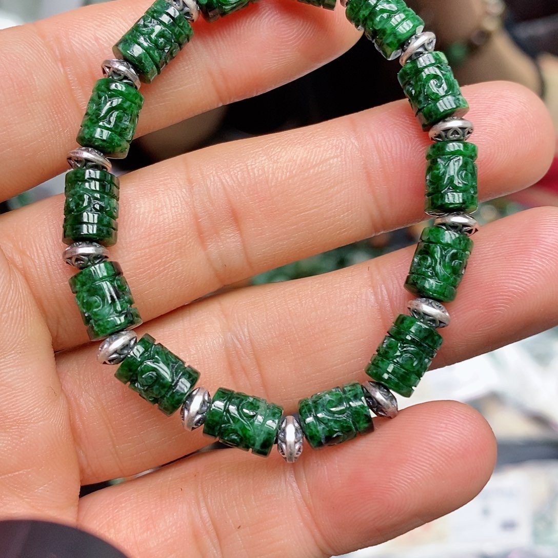 未镶嵌翡翠手链漂亮美眉