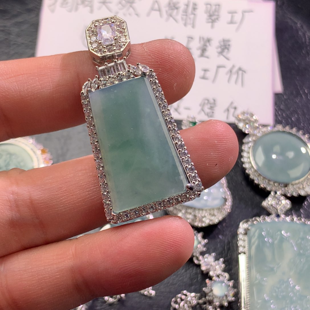 翡翠未镶嵌颈饰无事牌