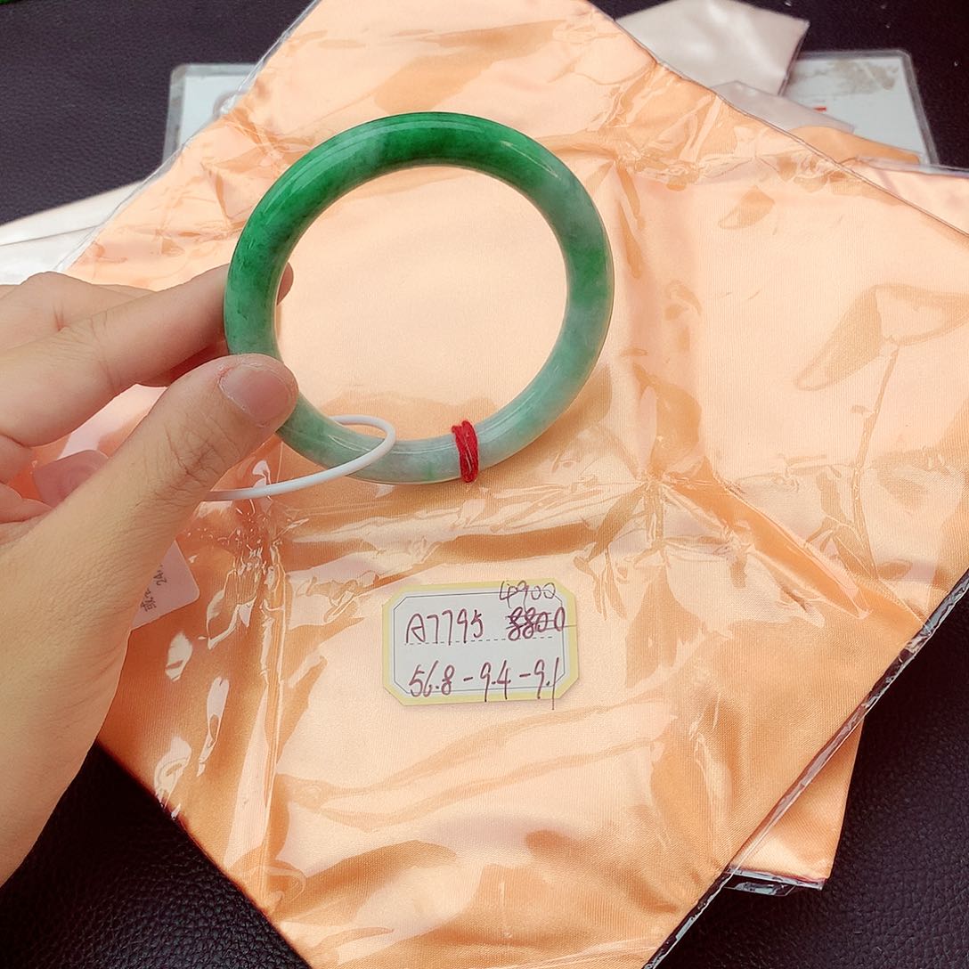 翡翠手镯未镶嵌翡翠