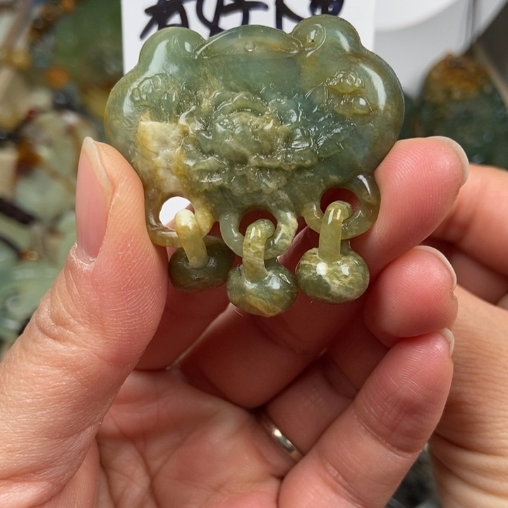 蛇纹石玉颈饰未镶嵌