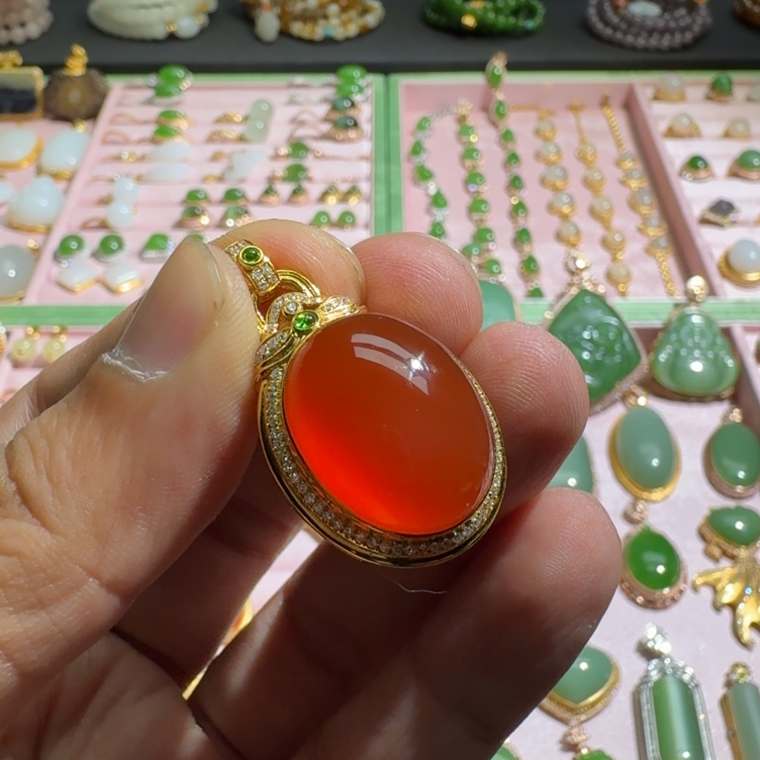 南红玛瑙吊坠18K金镶嵌保山河湾冰红吊坠