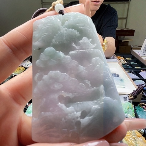 翡翠未镶嵌颈饰一个