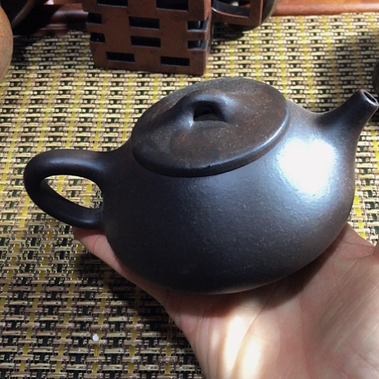紫砂茶壶原矿泥料手工制作的紫砂壶。