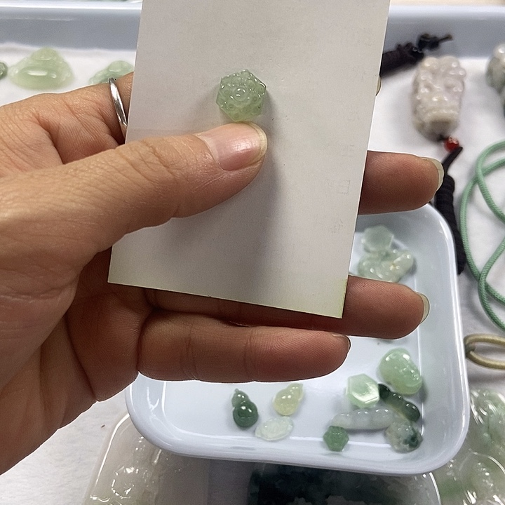 翡翠未镶嵌颈饰荷花