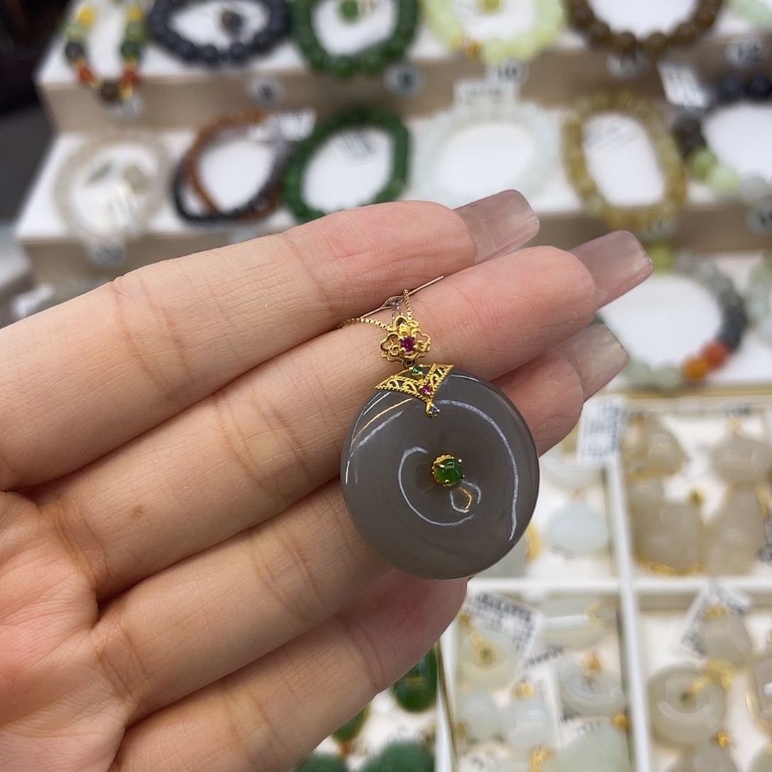 和田玉18K金镶嵌吊坠(赠链)