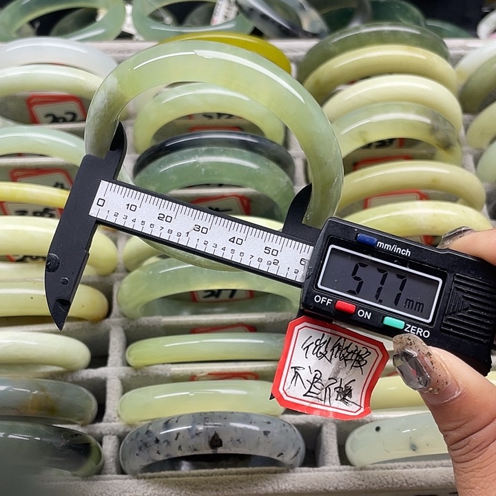 蛇纹石玉未镶嵌手镯203