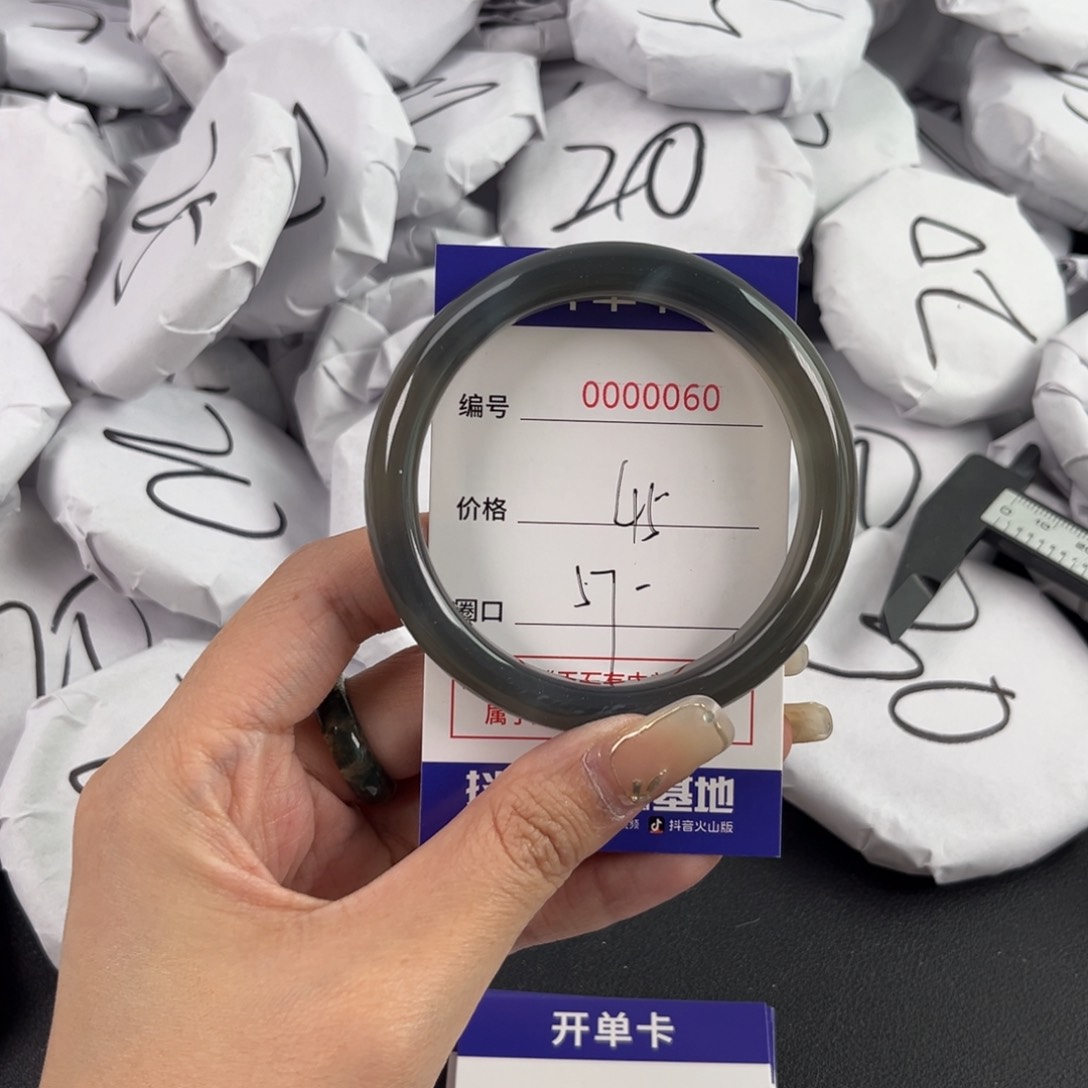 玛瑙/玉髓手镯未镶嵌060