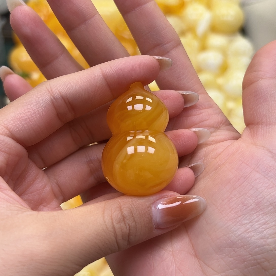吉***宝琥珀未镶嵌颈饰蜜蜡