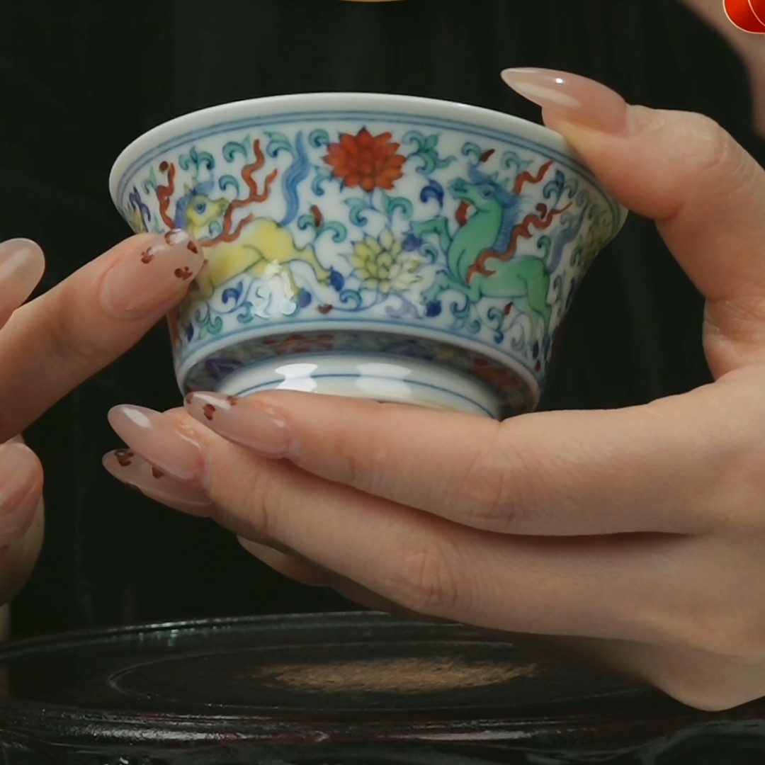 M斗彩天马纹马蹄杯