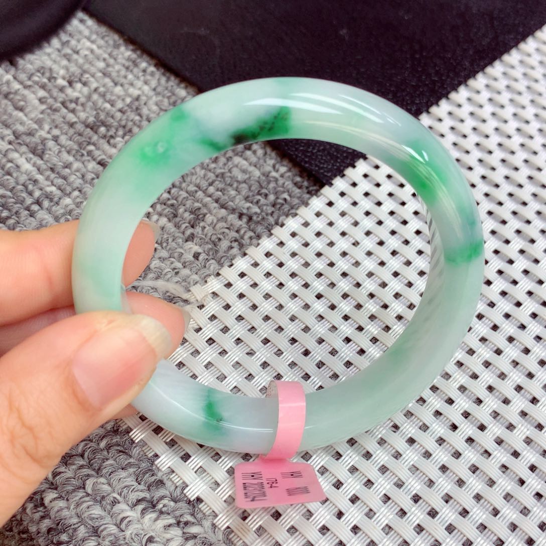 翡翠手镯未镶嵌缅甸