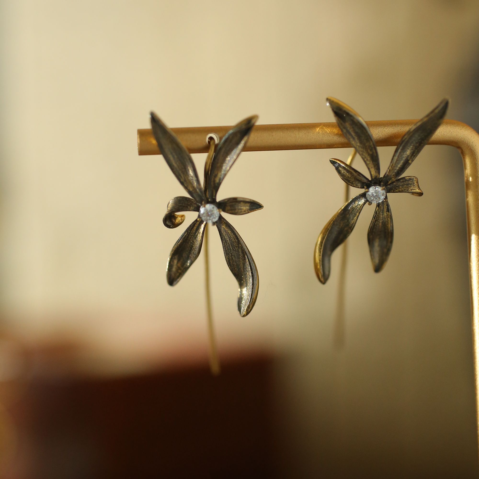 伊芙琳电黑工艺黄金足金复古时尚百搭简约兰花耳针耳饰