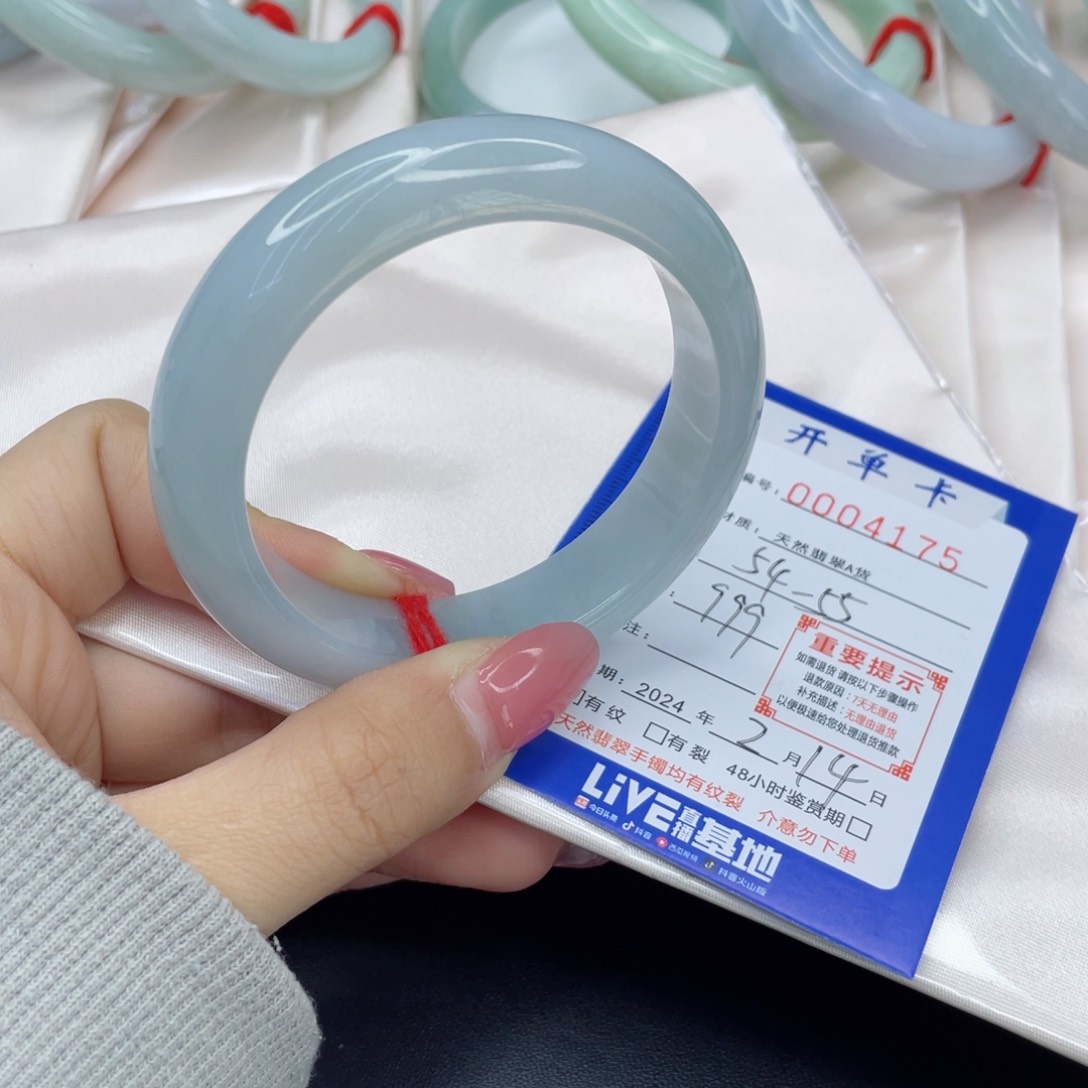 翡翠手镯未镶嵌翡翠