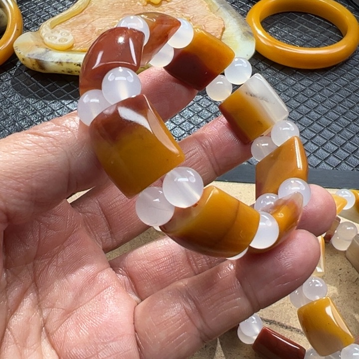 石英质玉（黄龙玉）颈饰未镶嵌花****真