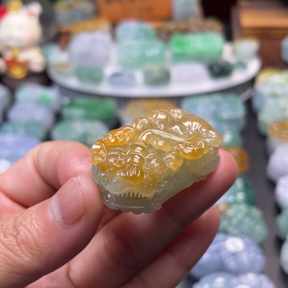 翡翠未镶嵌颈饰貔貅