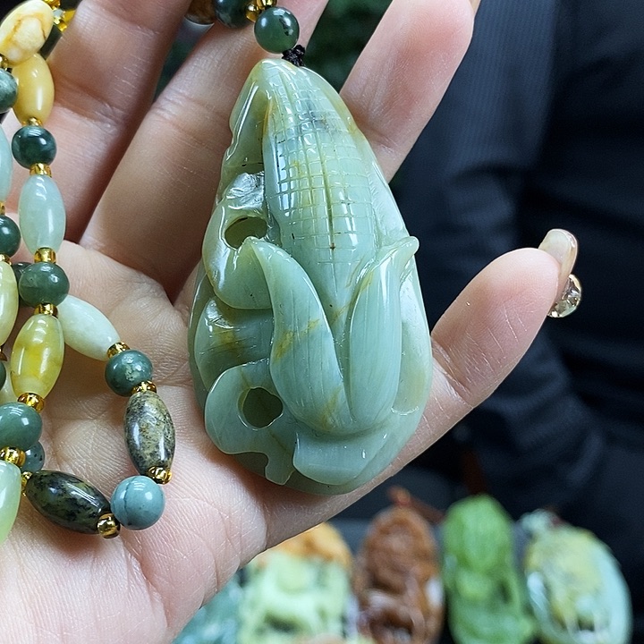 蛇纹石玉吊坠未镶嵌