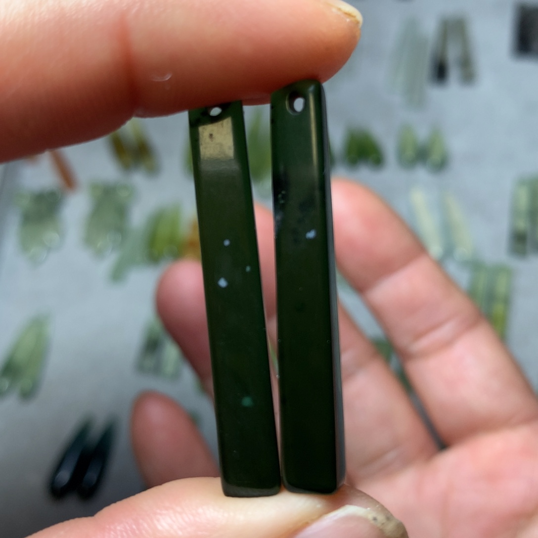 蛇纹石玉耳环未镶嵌