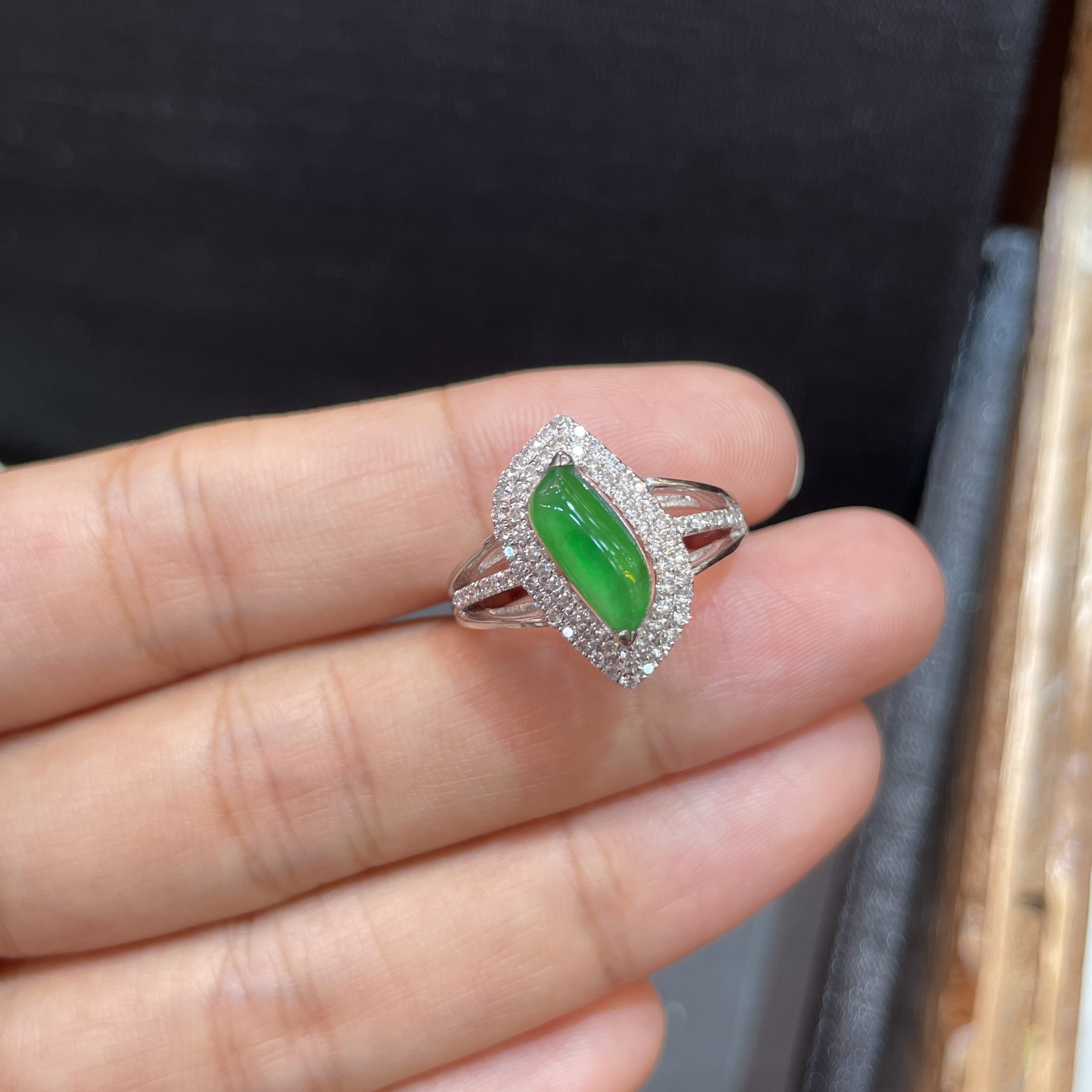 【知禧】天然缅甸A货翡翠18K金镶嵌冰绿随形戒指面戒指奢华满钻