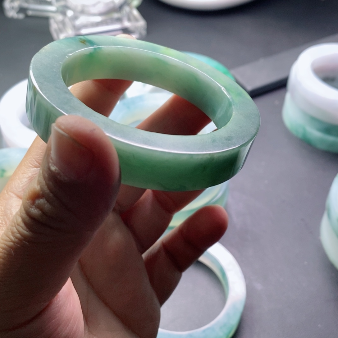 娇***艳定制翡翠未镶嵌手镯