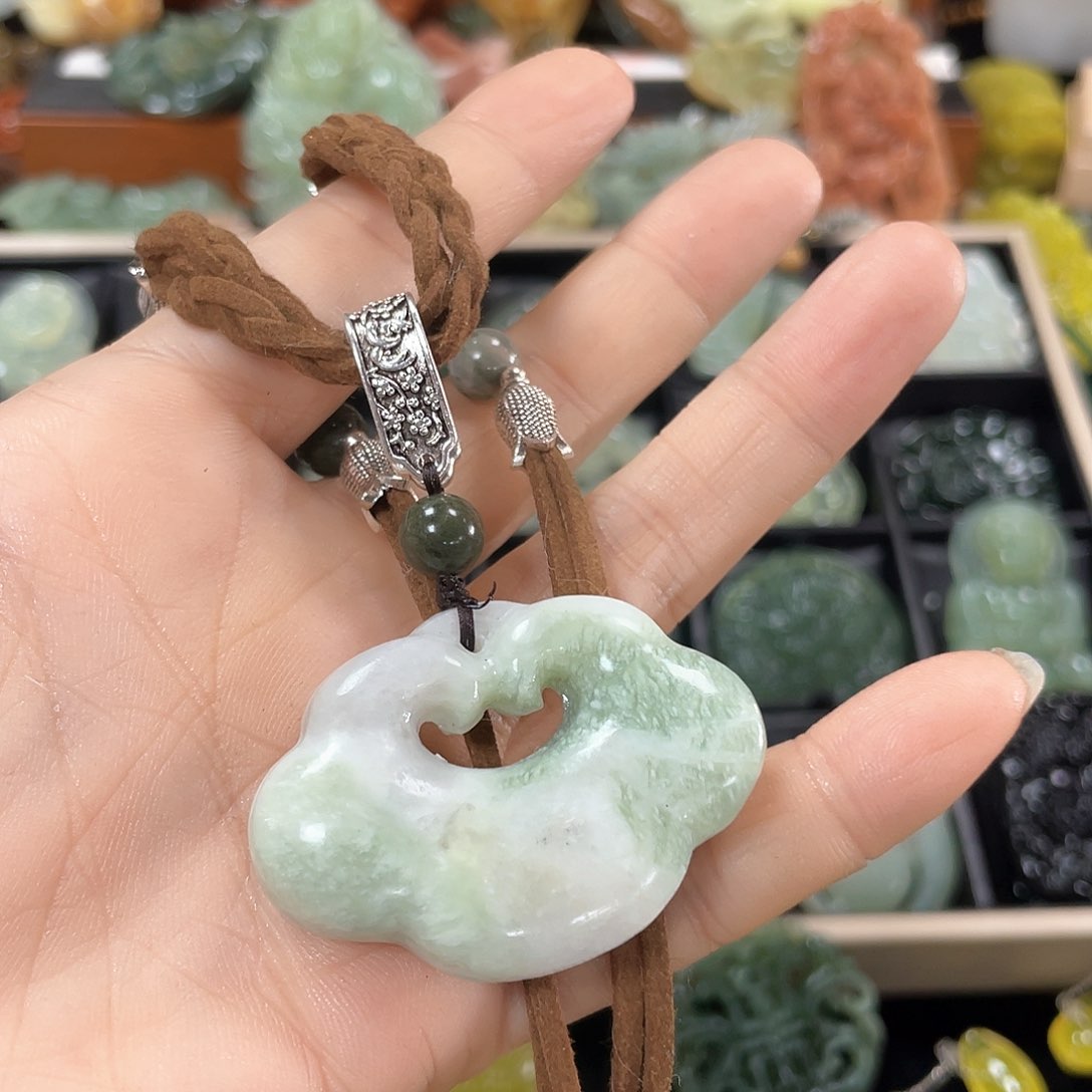 蛇纹石玉颈饰未镶嵌