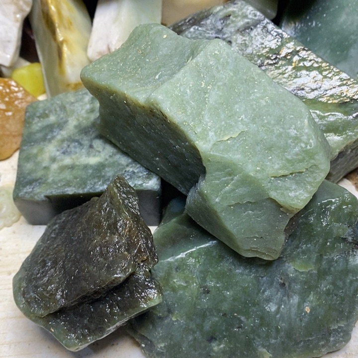 透闪石质玉挂件未镶嵌无*雨