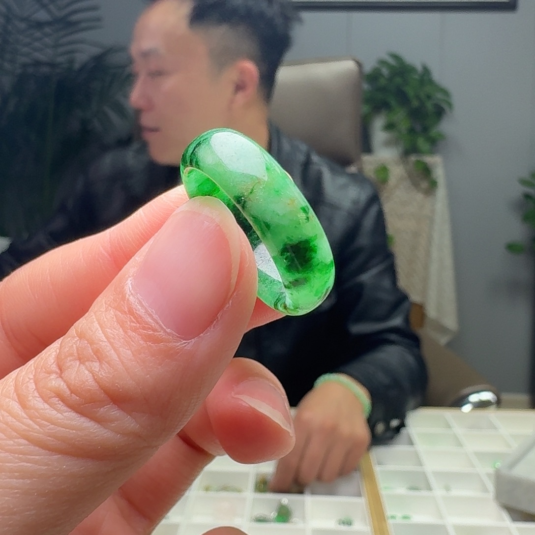 翡翠未镶嵌戒指天然微瑕