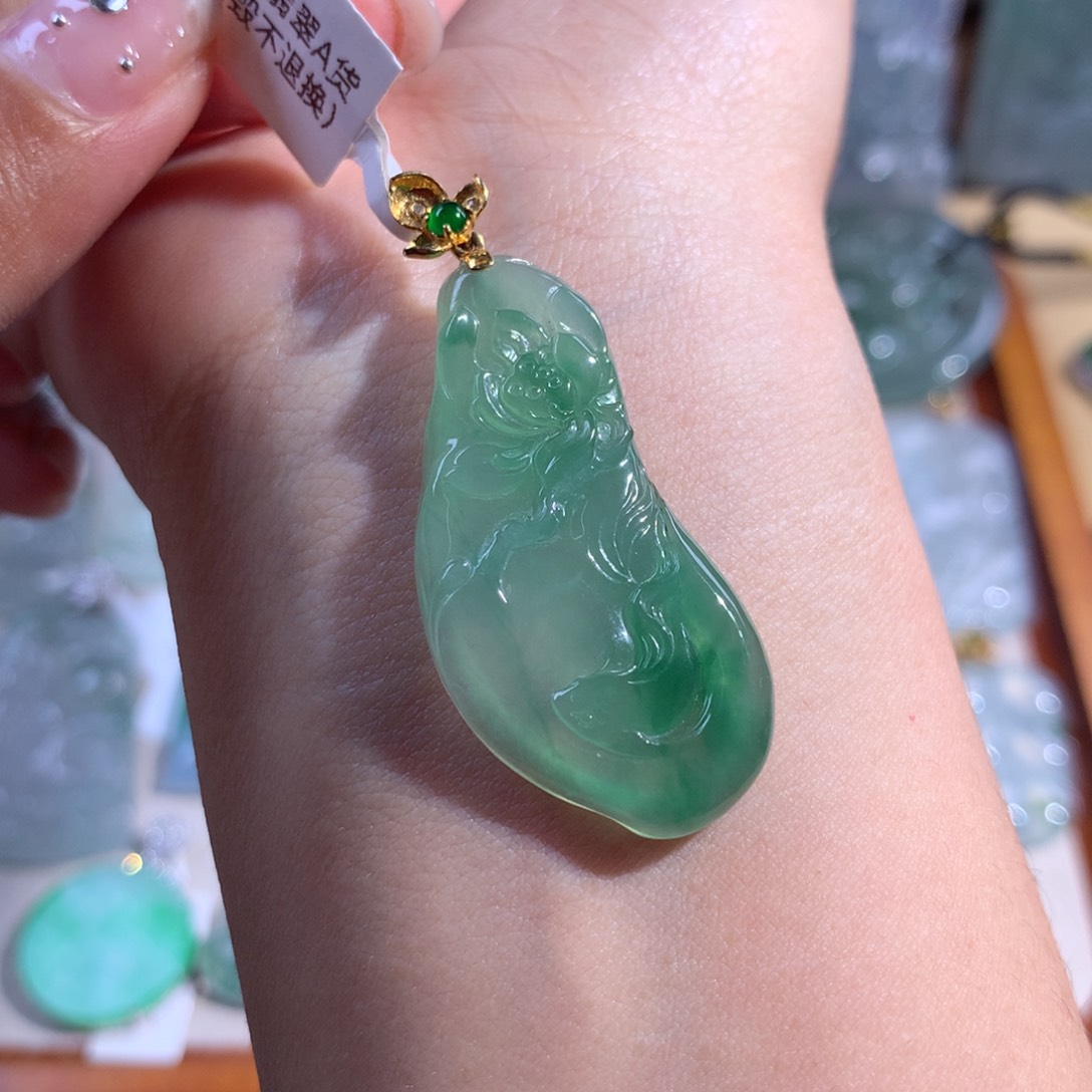 翡翠颈饰18K金镶嵌莲鱼牌