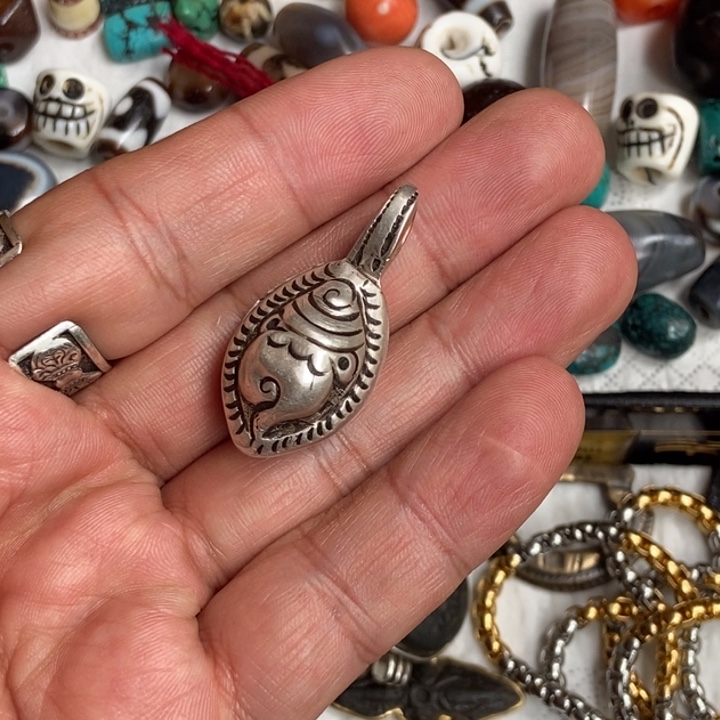 颈饰琉璃卡子。zzzzz