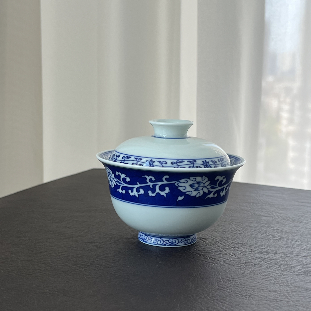 手绘柴窑蓝莲花盖碗