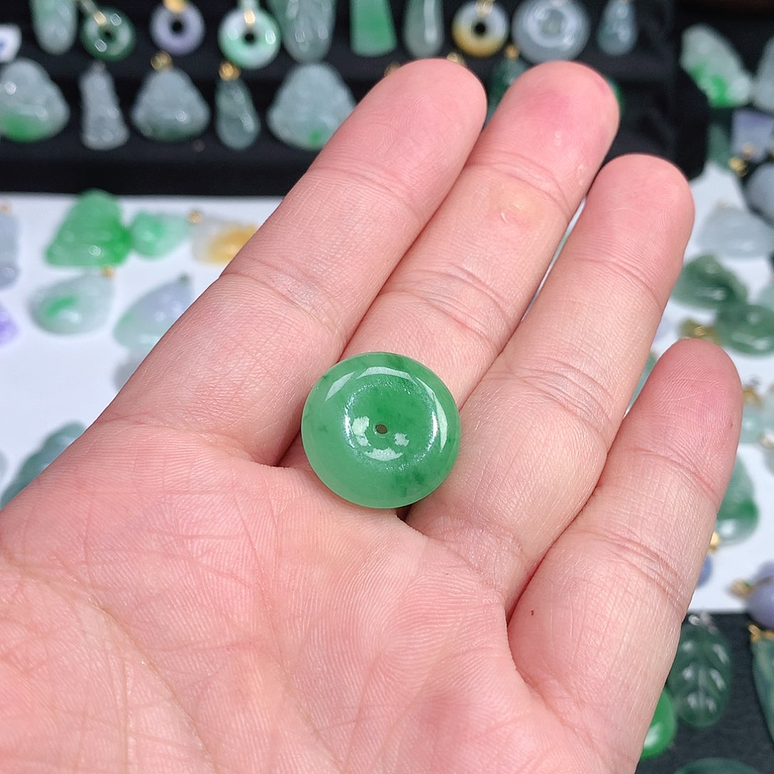 翡翠颈饰未镶嵌翡翠