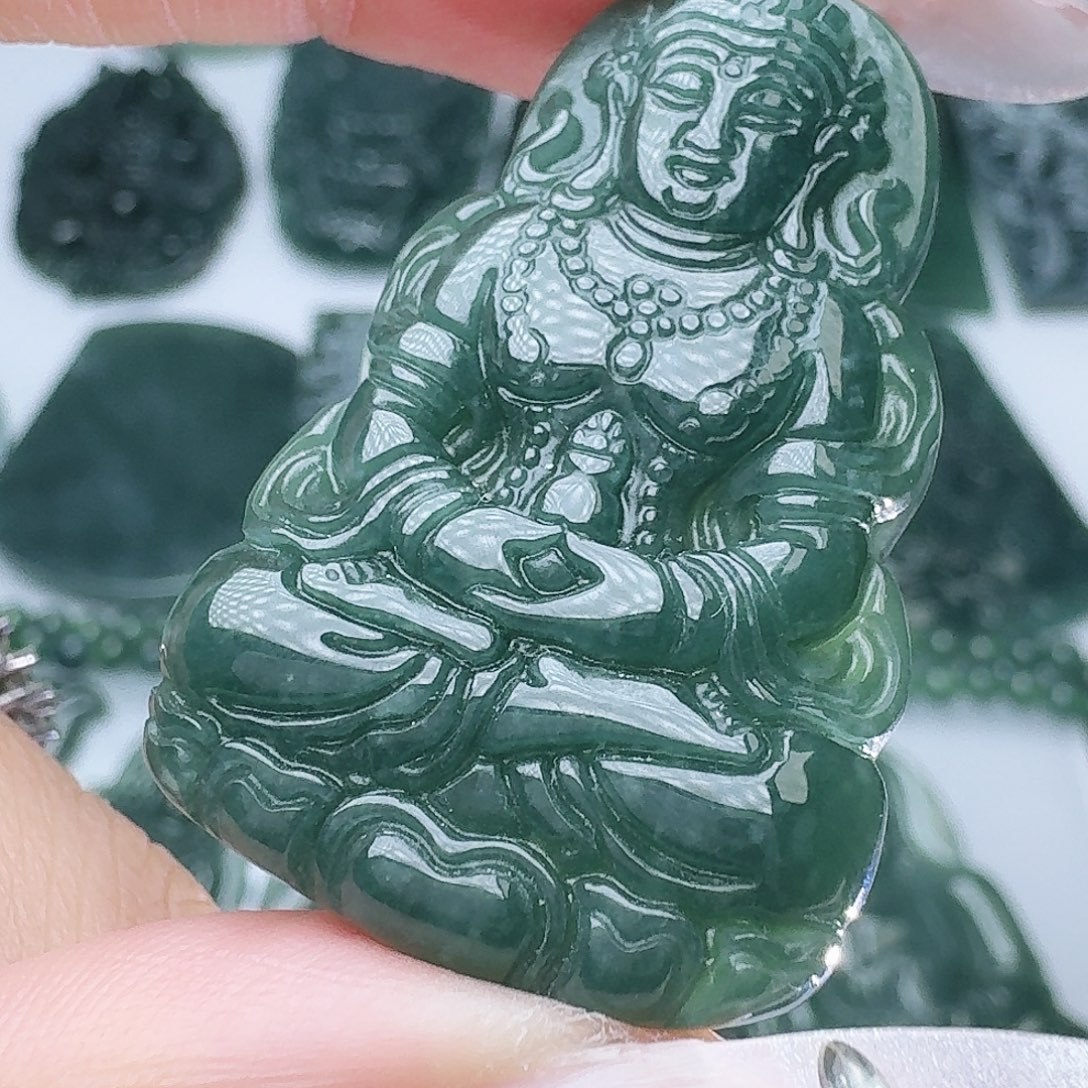 翡翠未镶嵌颈饰天然的A货翡翠多样性发其一 