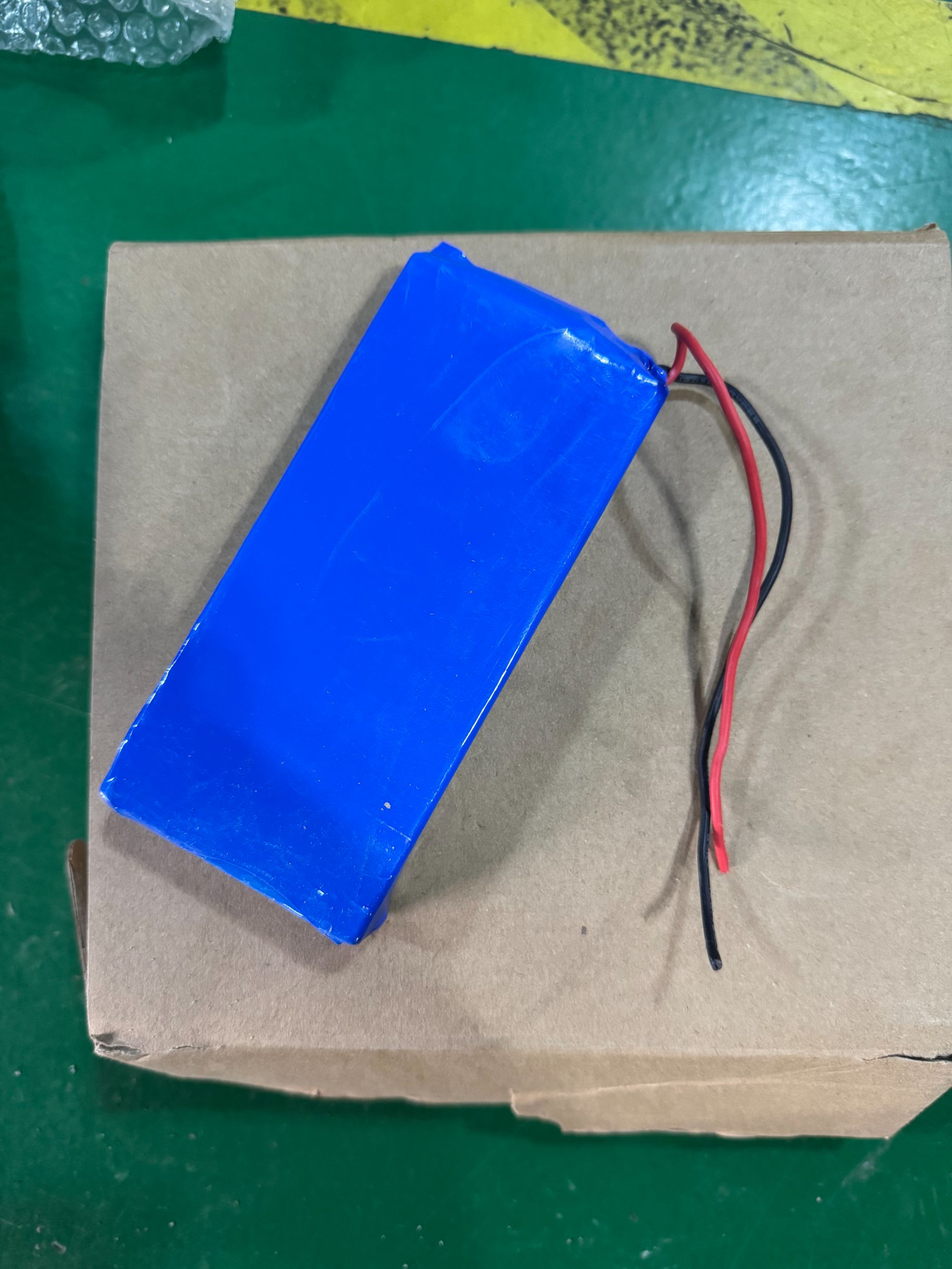 发一个蓝色带线电池16000毫安，3.2v（小的）