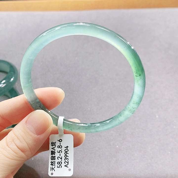 翡翠未镶嵌手镯（圆镯）