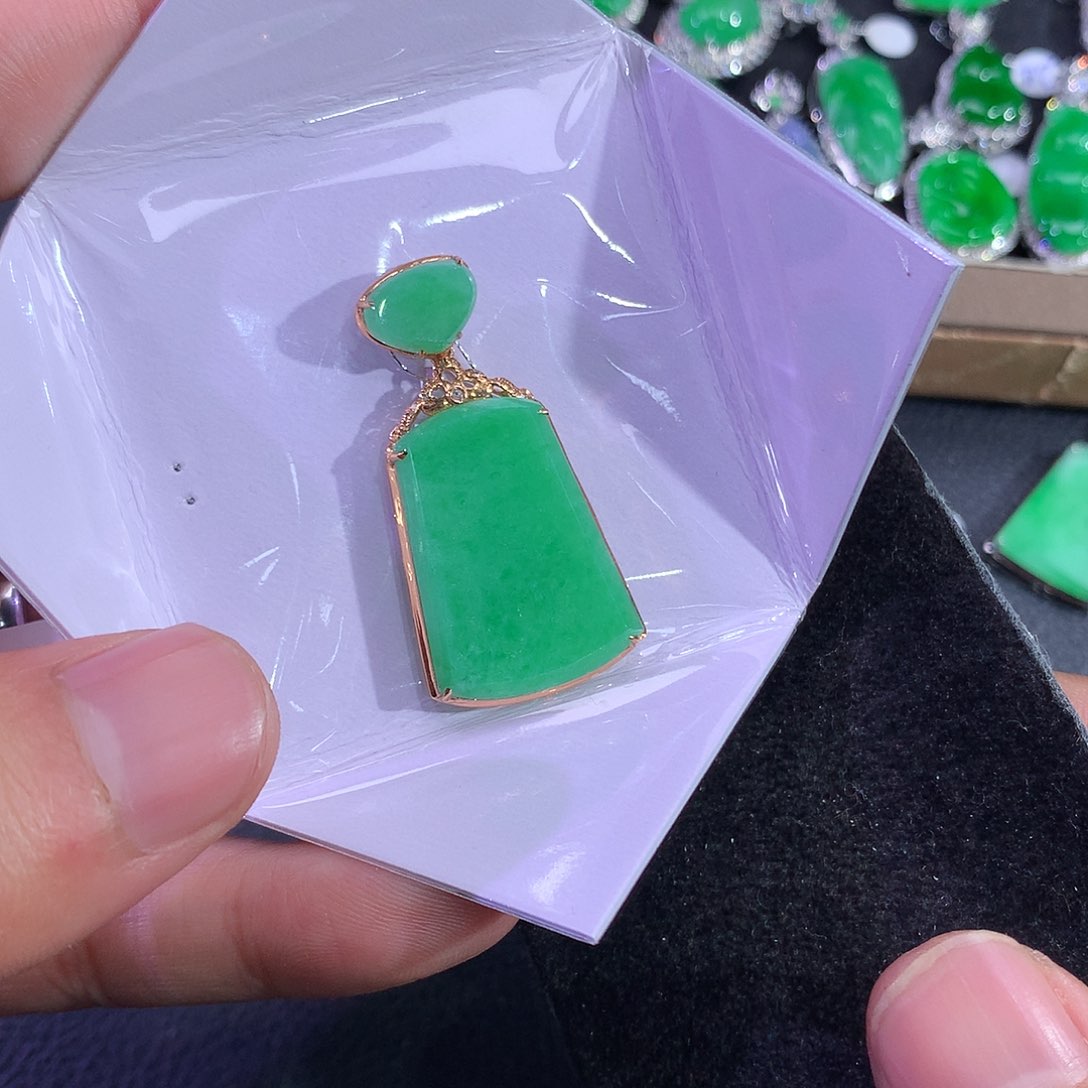 翡翠吊坠(赠链)18K金镶嵌