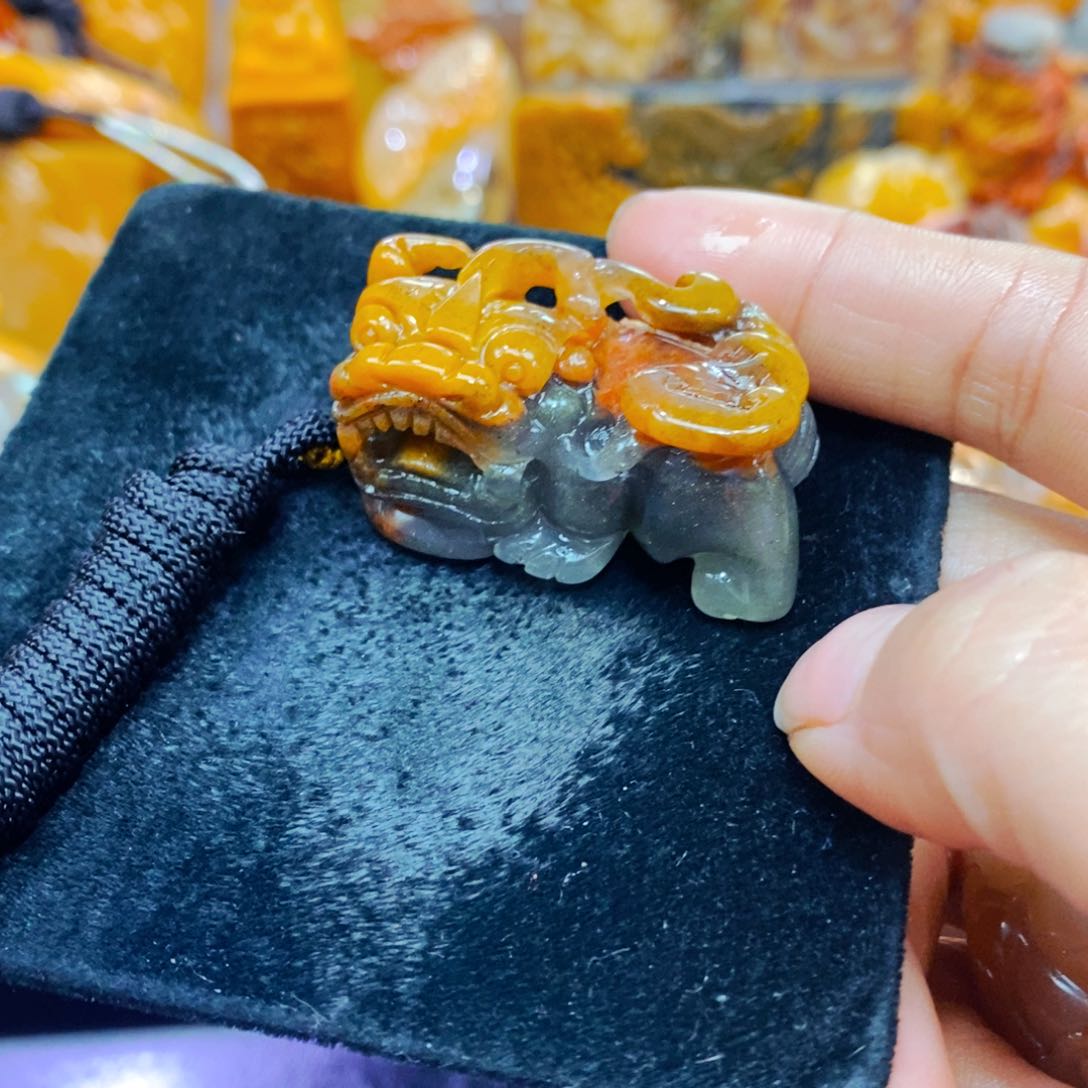 未镶嵌石英质玉（黄龙玉）颈饰