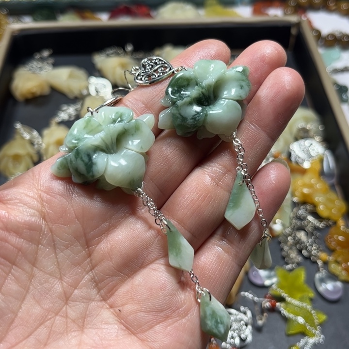 蛇纹石玉未镶嵌耳饰