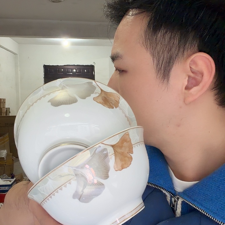 两个装的瓷器的东西