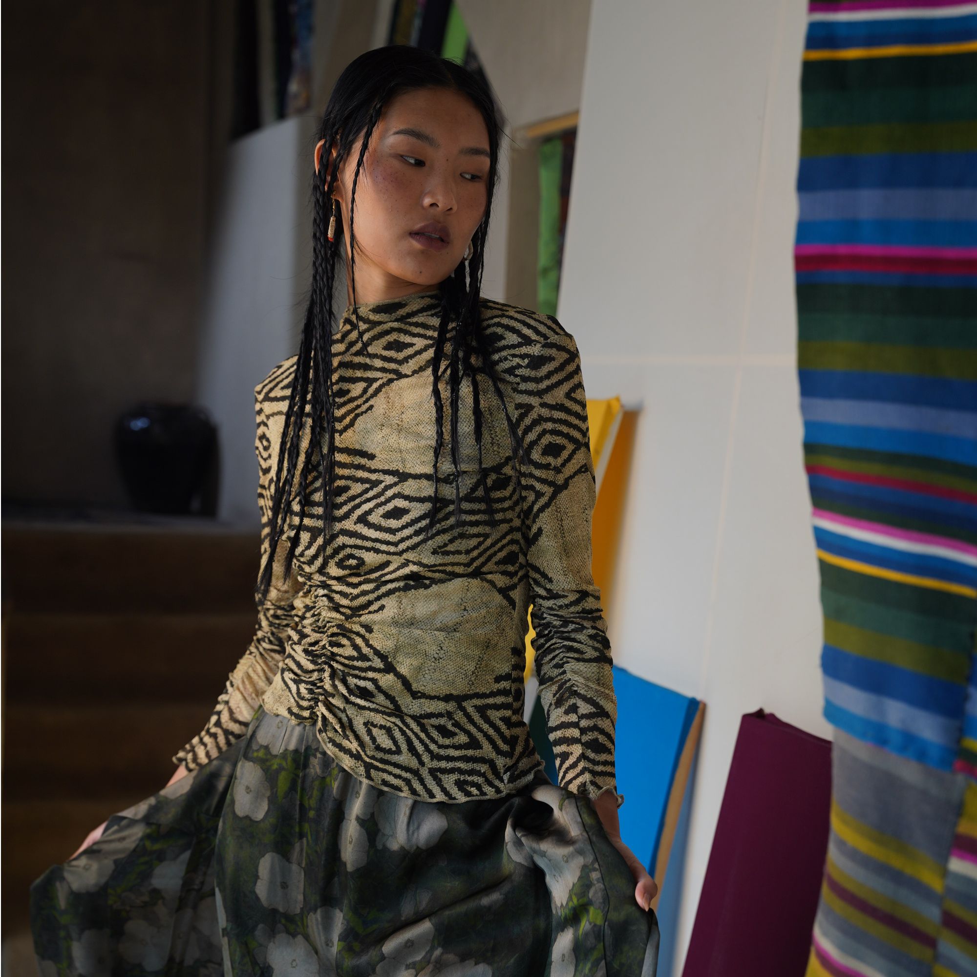 KHAWACAN26AW100%锦纶米黄色图腾打底衬衫