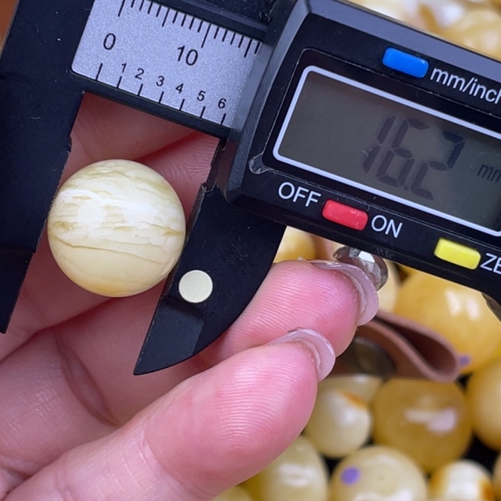 蜜蜡未镶嵌裸石微瑕380